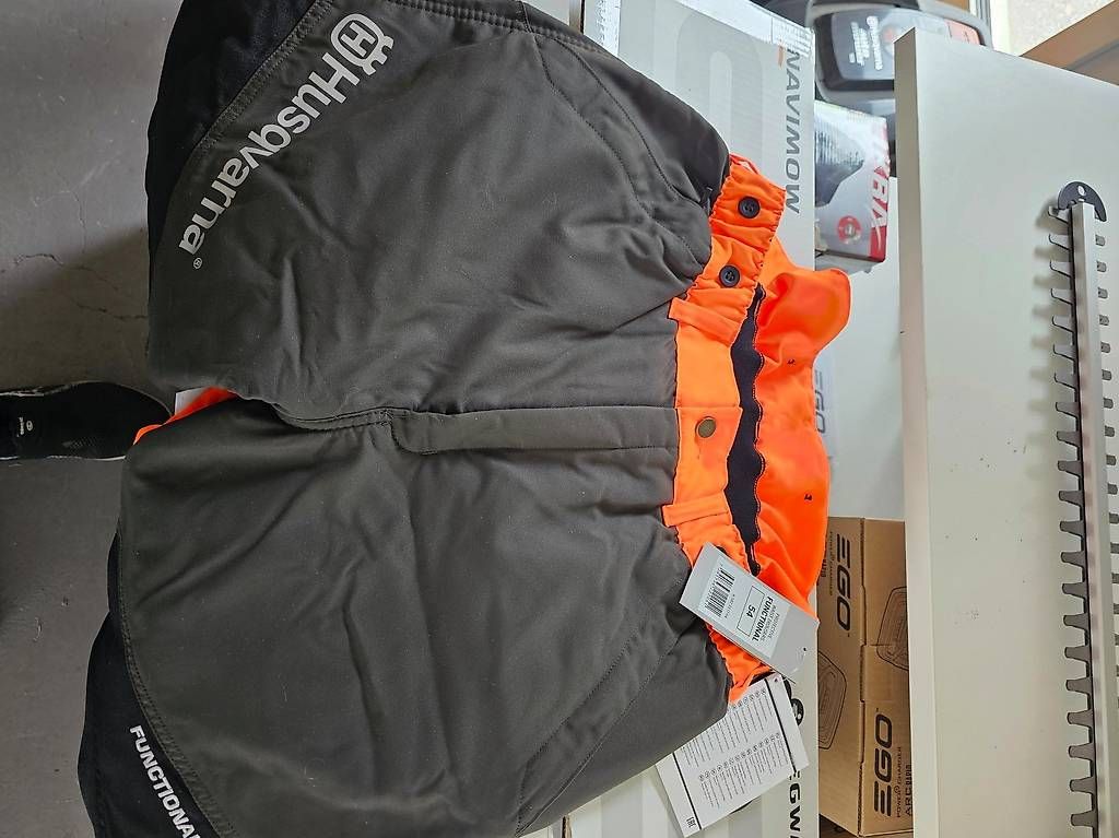 Pantaloni: Husqvarna Schnittschutzhose Functional  Grösse 54 – Usato da Susten venduto da waltherag-pletschen 1