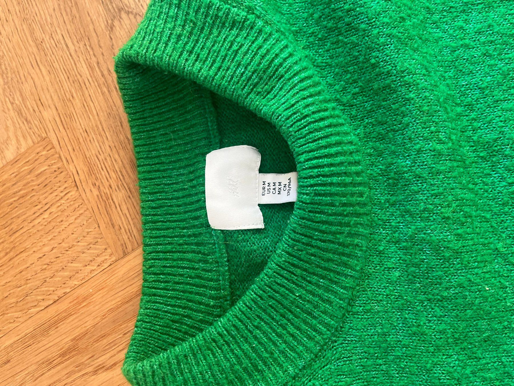 Pullover & Sweatshirts: 2 H&M Pullis grün & schwarz Gr. M – Gebraucht aus Zürich von samatu 2