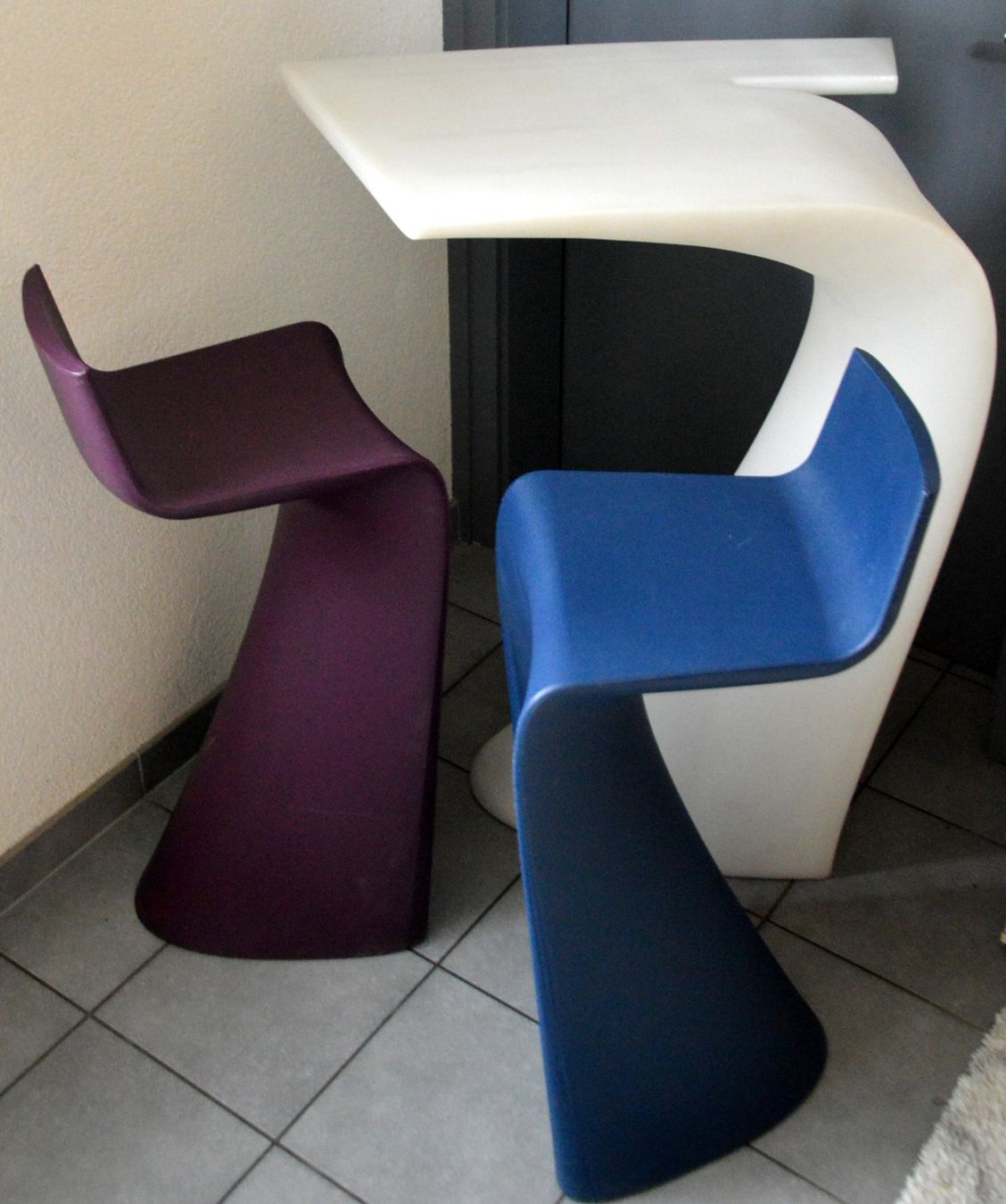 Set di tavolo e panche: Vondom Wing Tisch + 2 x Stühle /  table + 2 x chaises – Usato da Collonges venduto da arashee