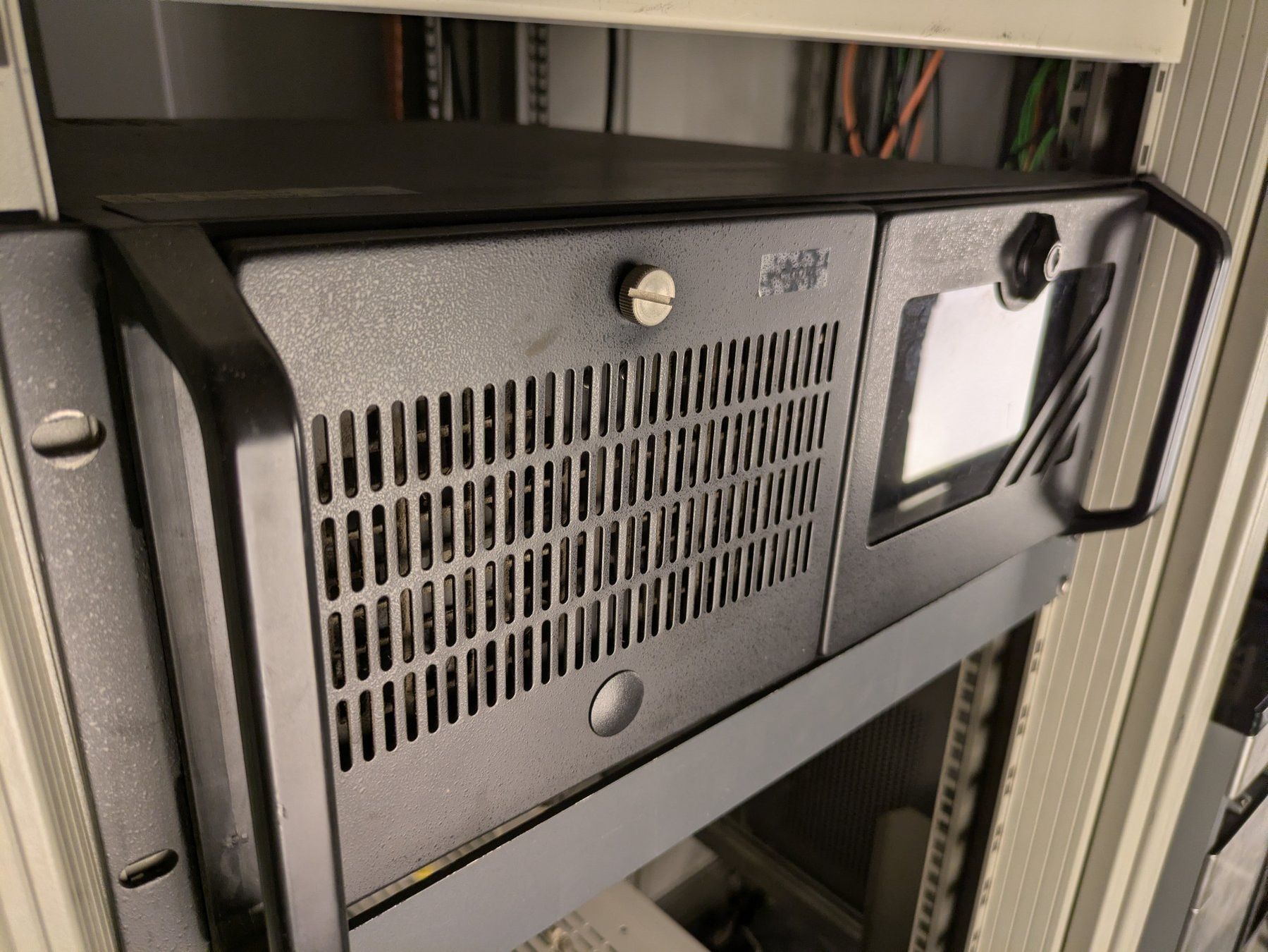 Custodie: 19-Zoll Rackmount Servergehäuse – Usato da Neerach venduto da ciegolink