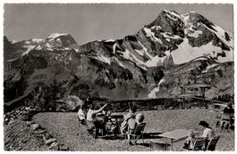 Braunwald, Berghaus Gummen, belebte Terrasse um 1950