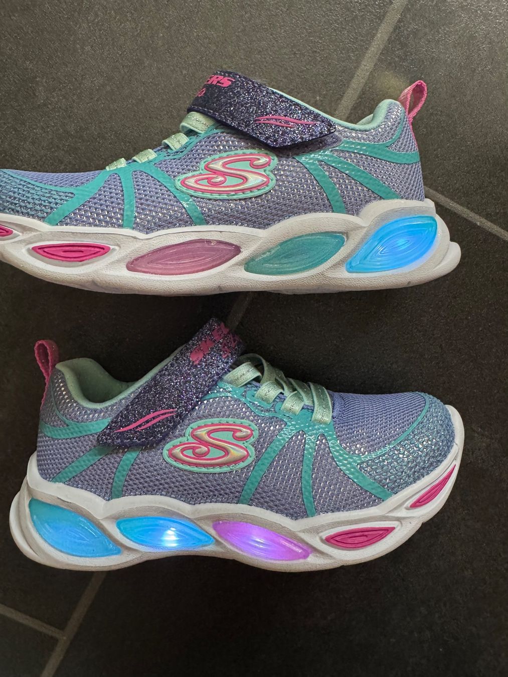 Skechers Schuhe für Mädchen: Skechers Gr.28  (NEU) – Neu (gemäss Beschreibung) aus Moosseedorf von SDmedia
