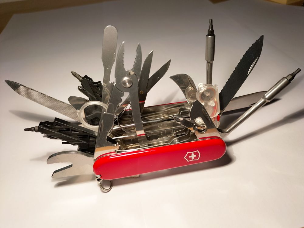 Victorinox Swiss Champ Couteau Suisse 31 Fonctions – Avec Pince, Scie, Loupe – Fabriqué En Suisse, SilverTech