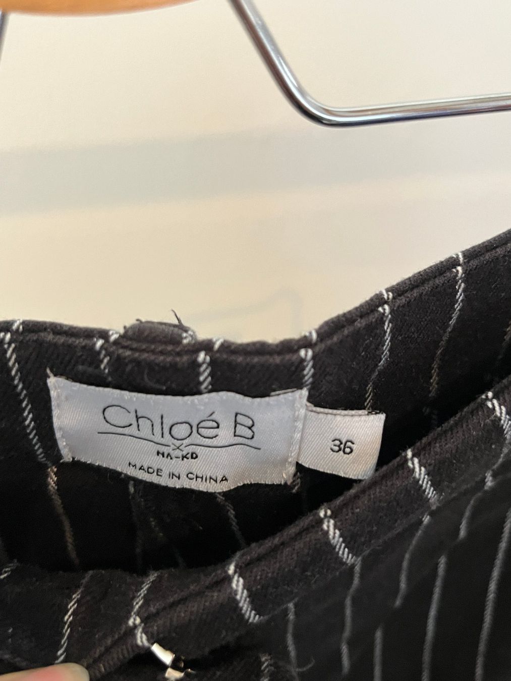Na-kd Pantaloni: Pantalon rayé bleu-marine, NA-KD – Usato da Savagnier venduto da taianab 2