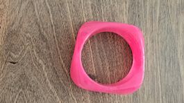 bracelet rose en résine (2ème en haut à gauche)