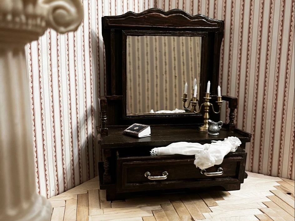 Case e mobili per bambole: Puppenmöbel: Kommode / Garderobe – Usato da Brugg AG venduto da Faint.Memory