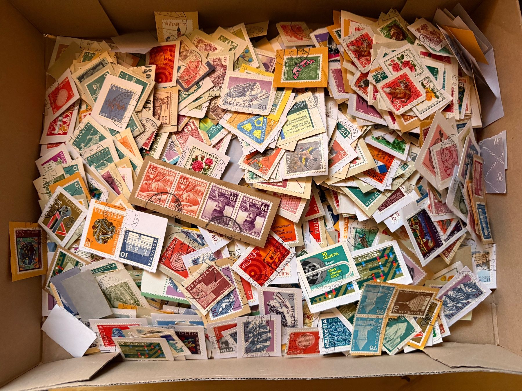 Tutti i francobolli: 1Kilo Briefmarken Schweiz auf Papier – Usato da Oberbuchsiten venduto da Rpv 3