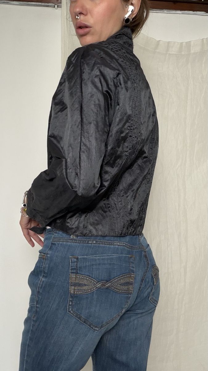 Giacche: Black satin button up blouse/ jacket with subtle textured pa – Usato da Knonau venduto da Grapesvintage 5