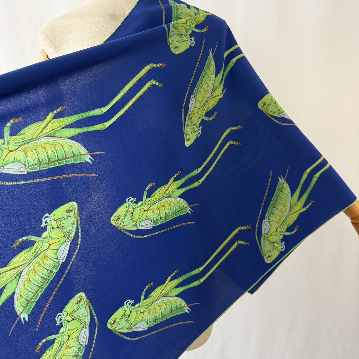 Fabric Frontline Foulard & Sciarpe: FABRIC FRONTLINE Silk Scarf – Nuovo (secondo la descrizione) da Emmen venduto da Colette-Juliette