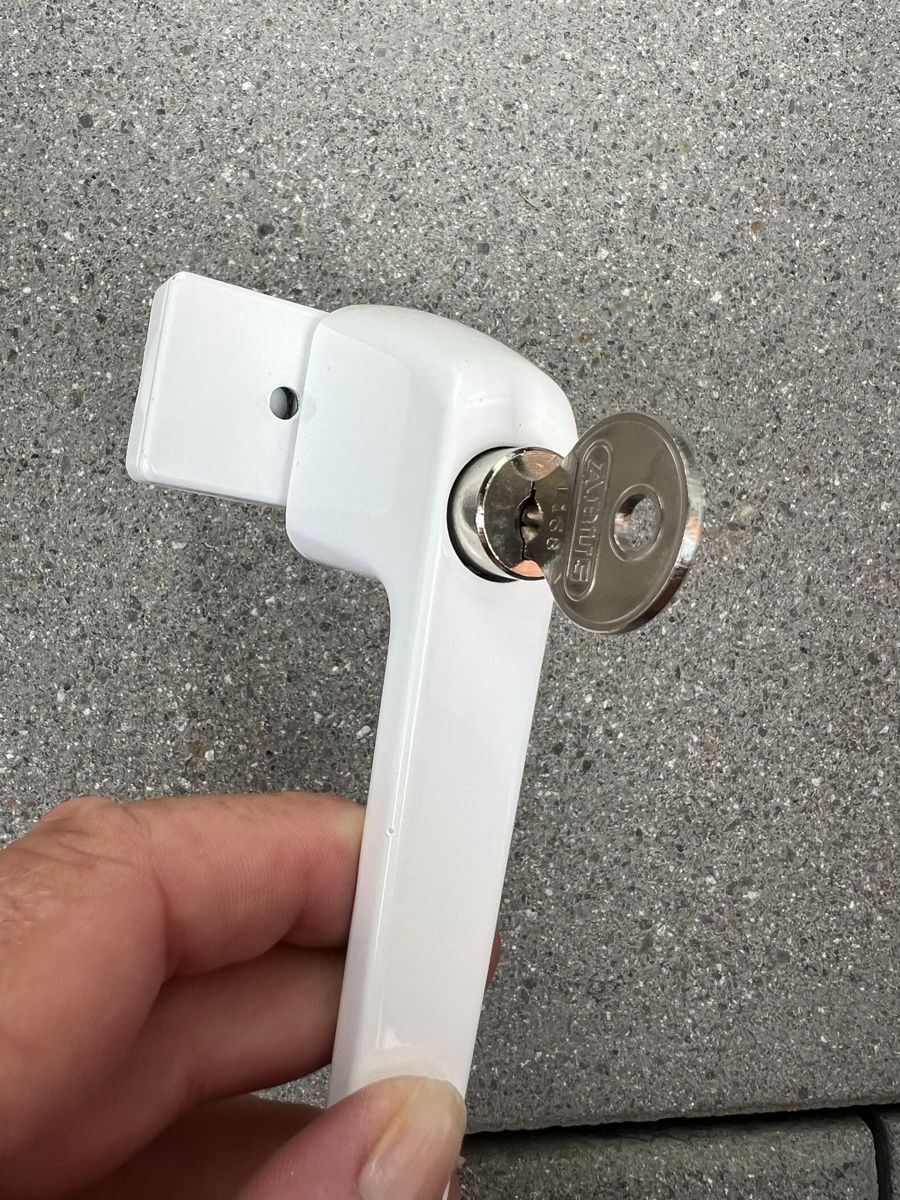 Fenster: Abschliessbarer Fenstergriff weiss – Neu (gemäss Beschreibung) aus Bülach von Cucculi