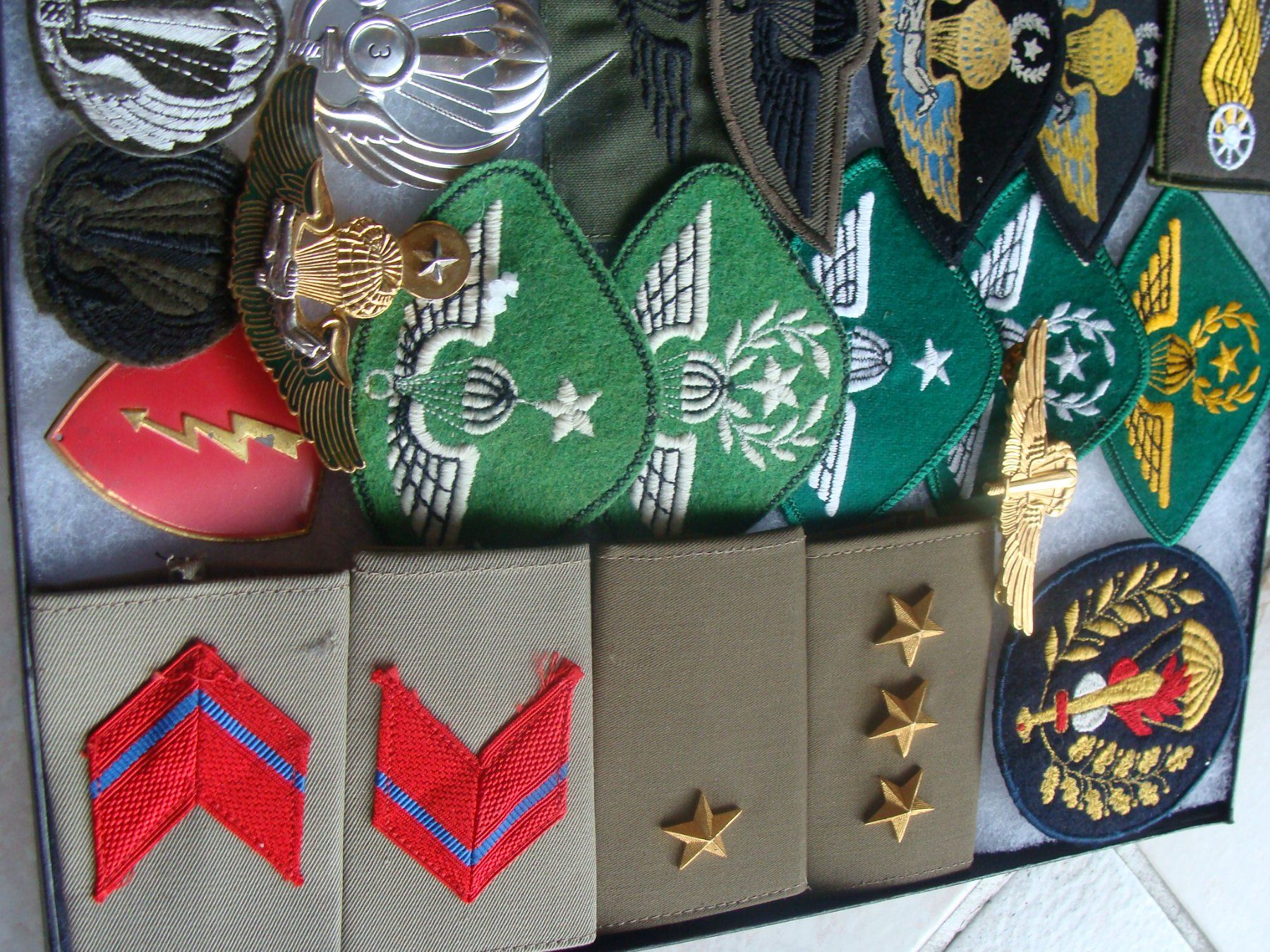 Placchette & Badge: Dans présentoir vitré, collection Italie et Grèce – Usato da Cuarny venduto da hen_g7hn 3