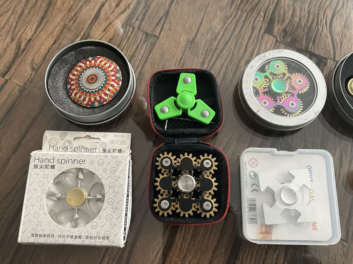 Giocattoli: 10 x verschiedene Fighter Spinner – Usato da Oberglatt ZH venduto da Multimix 1