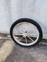 Altes Metallspeichenrad, Rad zu Japaner, Dekorad, Metallrad