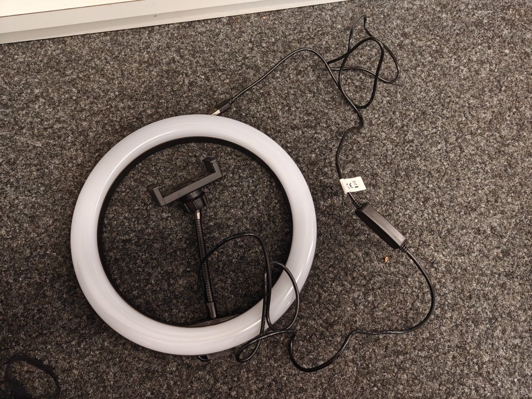 Lampade: LED-Ringlicht Handy-Halterung (ohne Stativ) – Usato da Zürich venduto da Matthieu60
