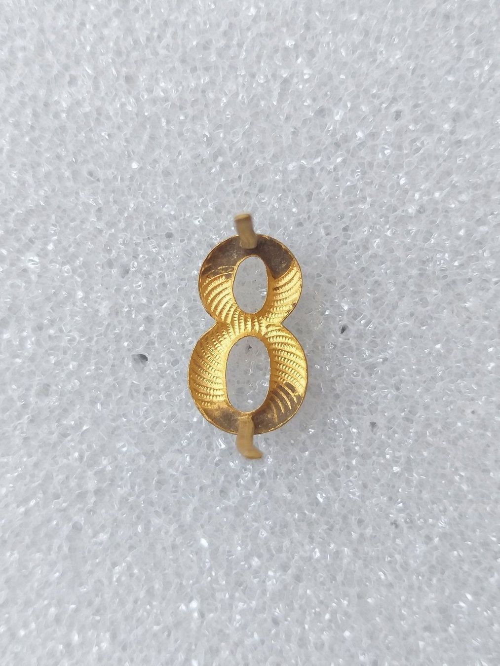 Placchette & Badge: 21 mm Gold Nummer 8 V2 für Schulterpatte – Usato da Bauma venduto da SwissMilitaria 1