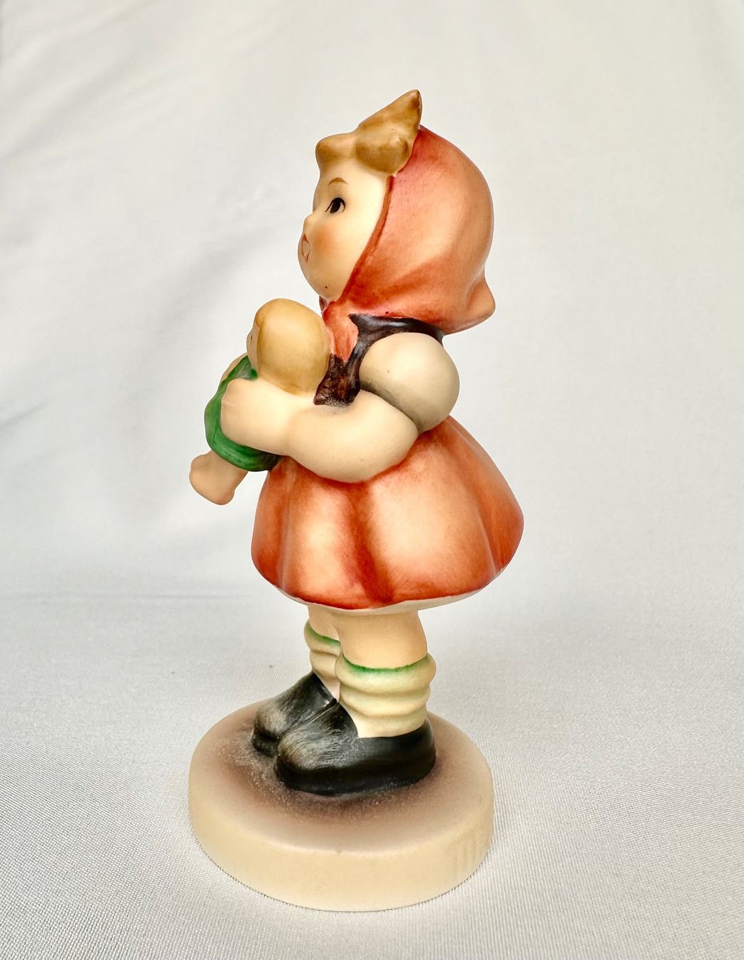 Hummel Figuren: Hübsche Goebel Hummel Figur Mädchen mit Puppe – Gebraucht aus Steinen von SputnikSweetheart 2