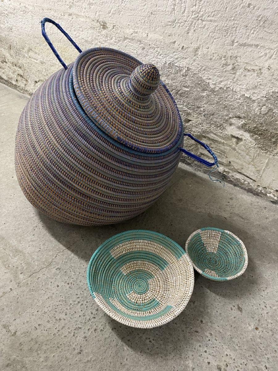 Tutte le decorazioni: Woven Basket with Lid and 2 Wall Plates – Nuovo (secondo la descrizione) da Genève venduto da DEBARR.AS