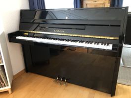 Klavier Yamaha M108 schwarz