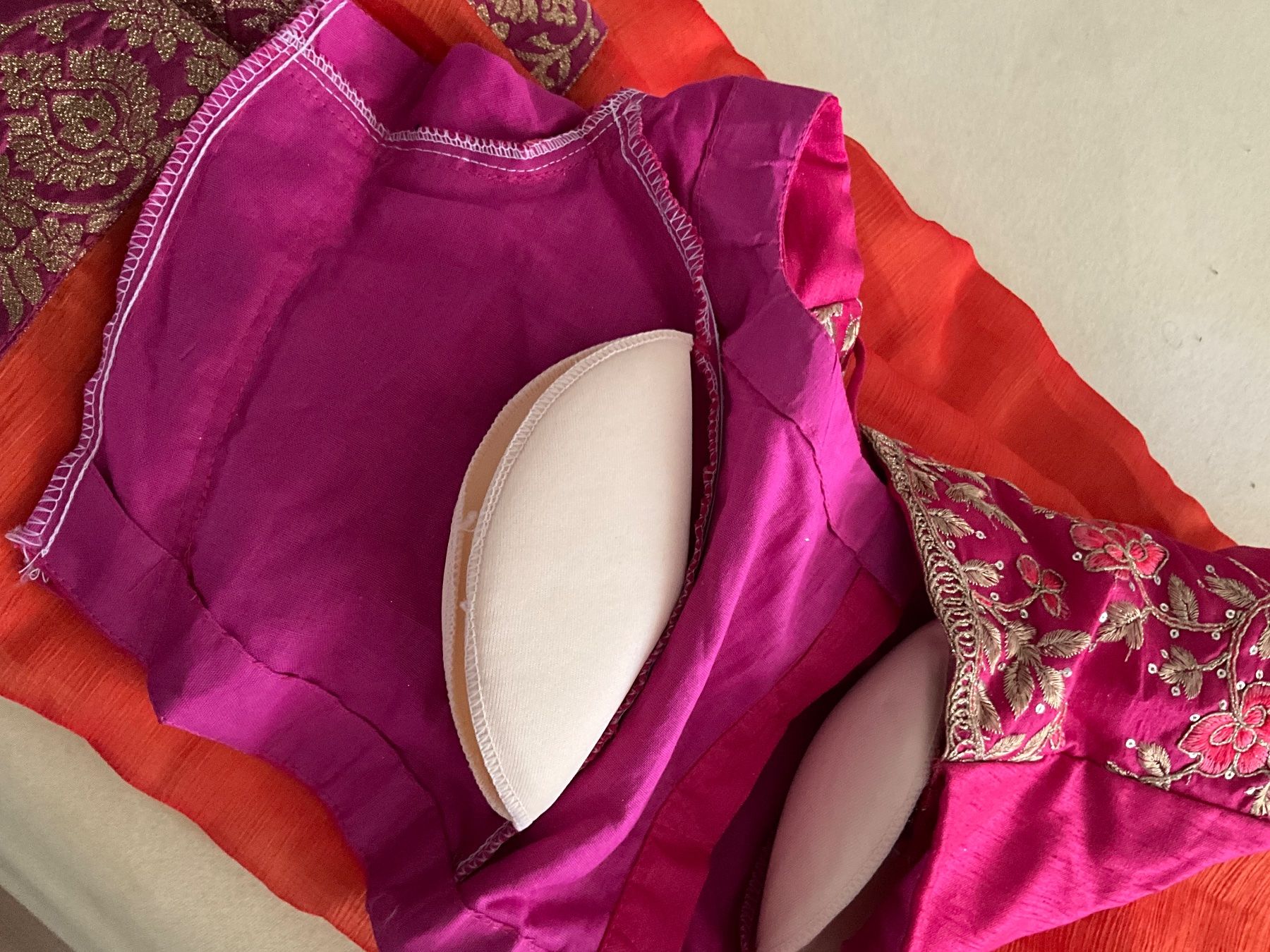Vestiti: Wunderschönes Sari-Set in Orange-pink mit Goldmuster – Nuovo (secondo la descrizione) da Bösingen venduto da ash_jnn8 5