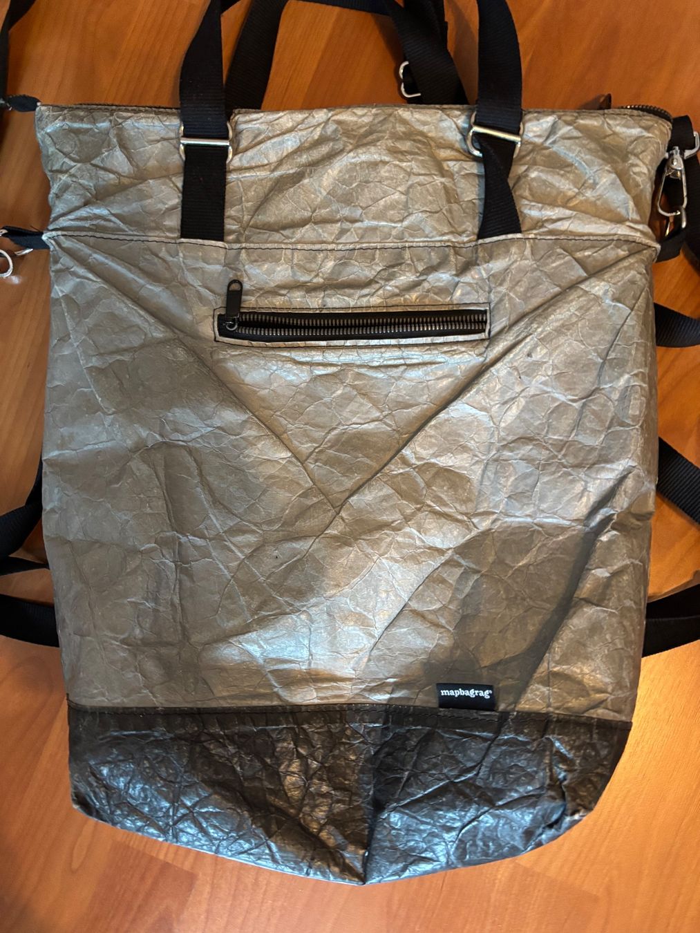 Taschen für Damen: Mapbagrag Tasche Rucksack silber – Gebraucht aus Balsthal von Uroby