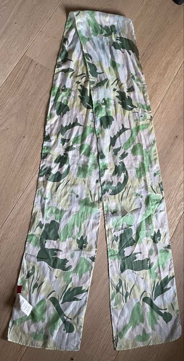 Foulard & Sciarpe: 100% silk scarf with green floral pattern 174cm – Usato da Embrach venduto da lau_2gtp 2