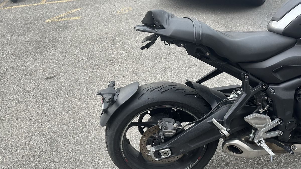 Triumph Strasse: Trimph Trident 660 ACCIDENTEE (2021) – Defekt aus Crissier von hadrien_lp 1