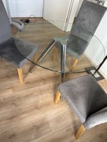 2 runde Glastische mit je 3 Stühlen (separater Kauf möglich)