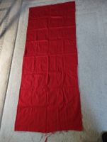 Roter Stoffrest, ideal für kreative Projekte vor Weihnachten