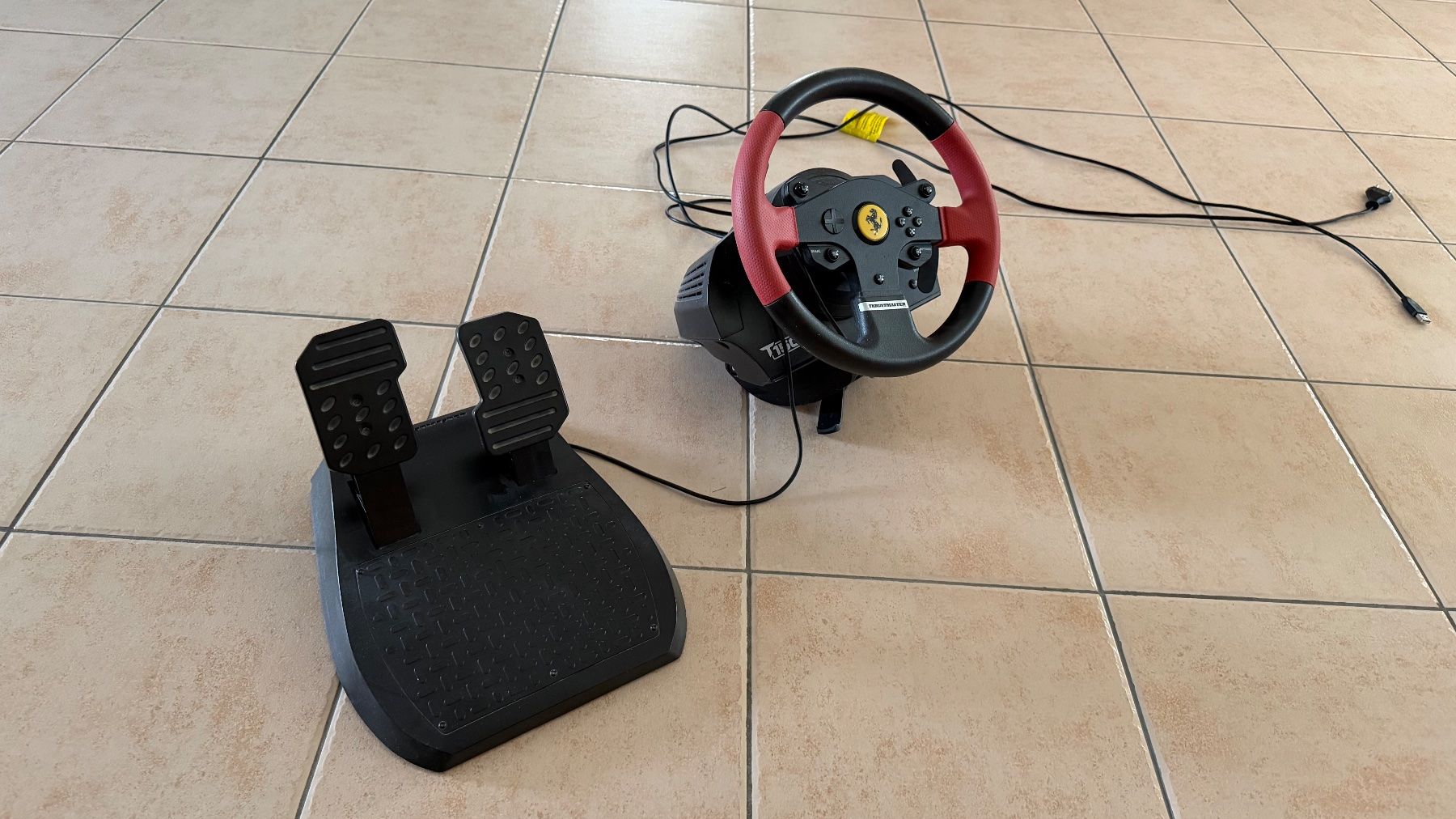 Thrustmaster Controller: Thrustmaster T150 Ferrari Lenkrad mit Pedalset gebraucht – Gebraucht aus Kleinandelfingen von Lu_Bo 1
