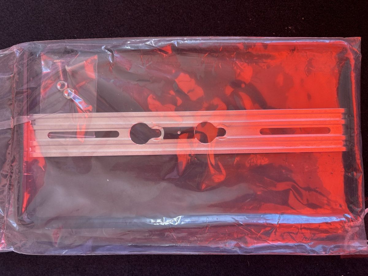 Alle Autoersatzteile: Bieler Nummernschildhalter schwarz NOS – Neu und originalverpackt aus St. Gallen von always-a-good-buy