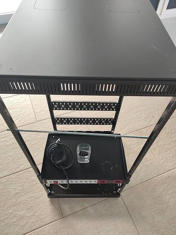 Racks & Ständer: 19 Rack- / Serverschrank – Gebraucht aus Altendorf von Gebri 1