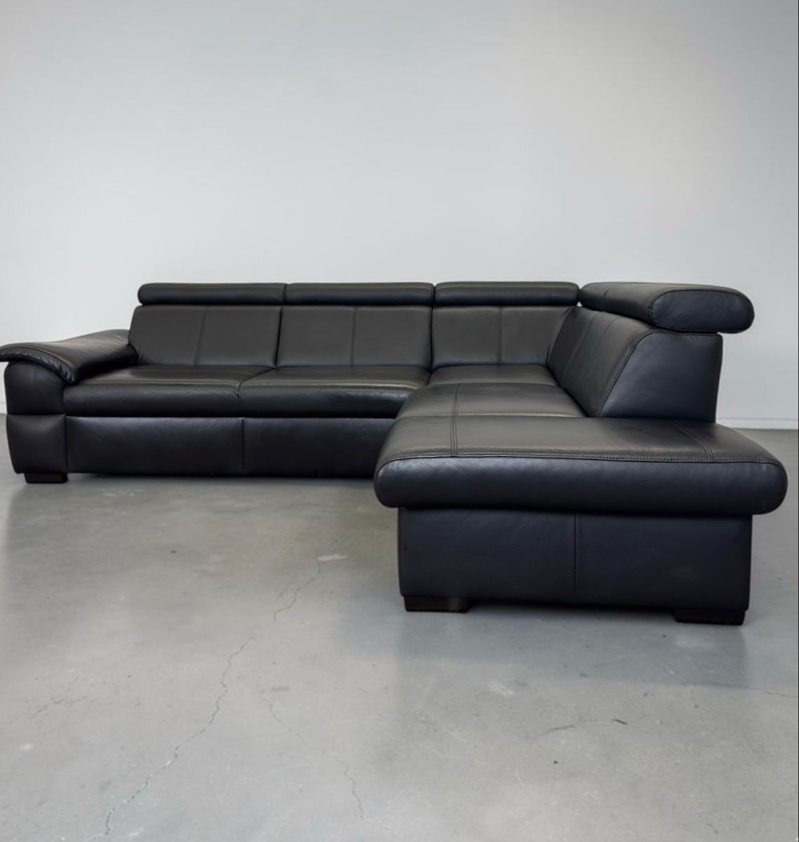 Sofas: Ecksofa aus echtem Leder, schwarz, mit Bettfunktion – D'occasion à Fehraltorf par Sofalab.swiss 1