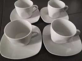 wunderschöne Kaffeetassen mit Untertassen