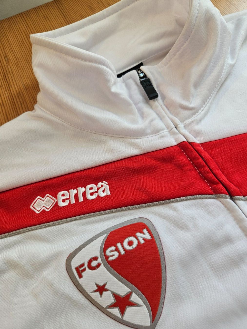 Canottiere & Pantaloni: FC Sion Jacke errea Grösse M FCS Sitten – Usato da Hägglingen venduto da United-Village-Trade 2