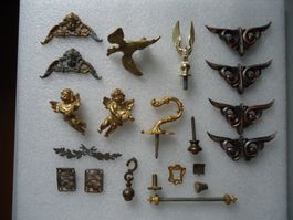 Wanduhr Verzierungen Schmuck