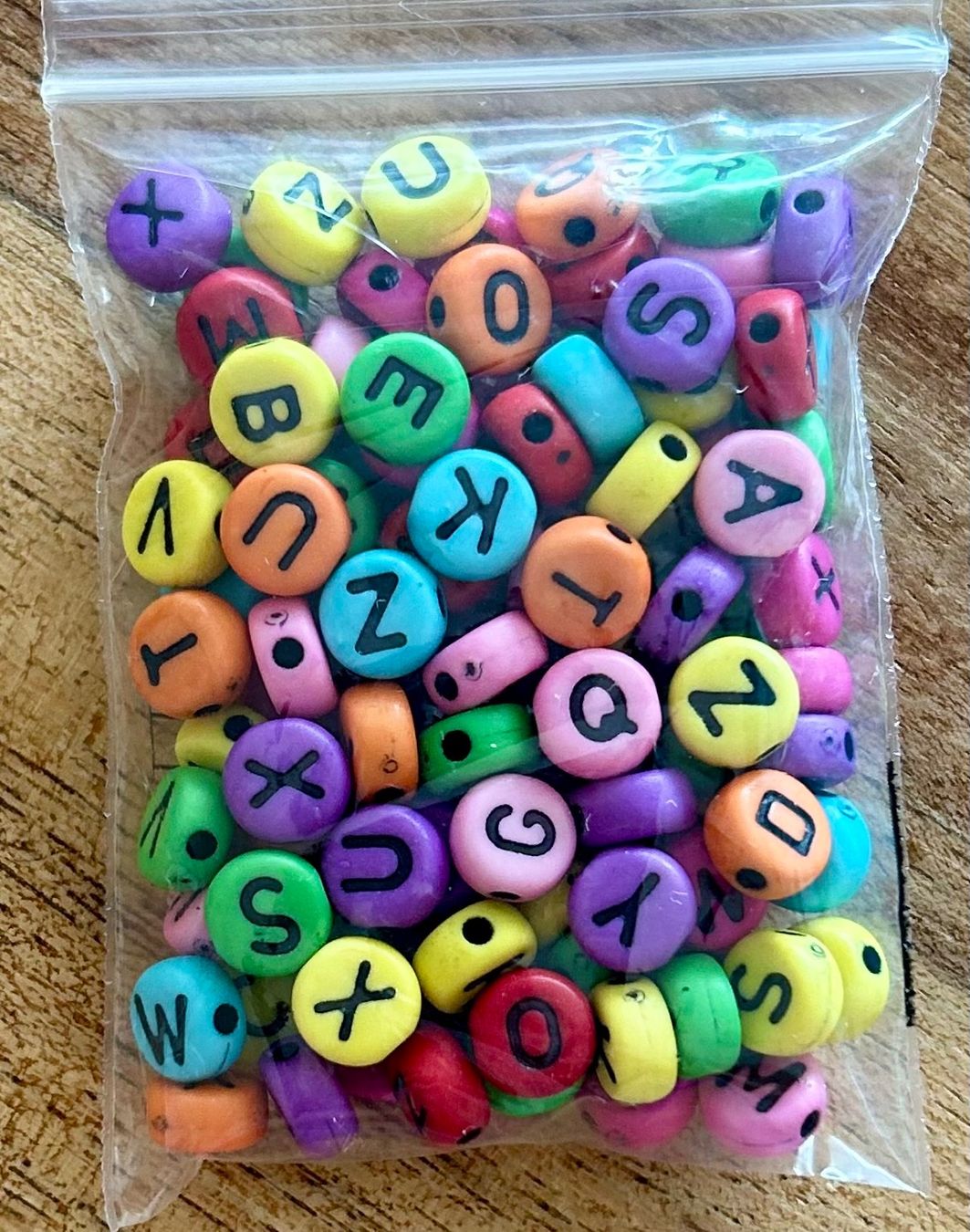 Perle (finte): Perlen / Bastelperlen Buchstaben bunt 100Stk. – Nuovo e nell'imballaggio originale da Geneve venduto da vane267
