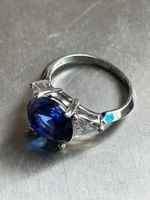 Edler Ring mit blauem Stein und 2 weissen Dreieck (Gr. 57)