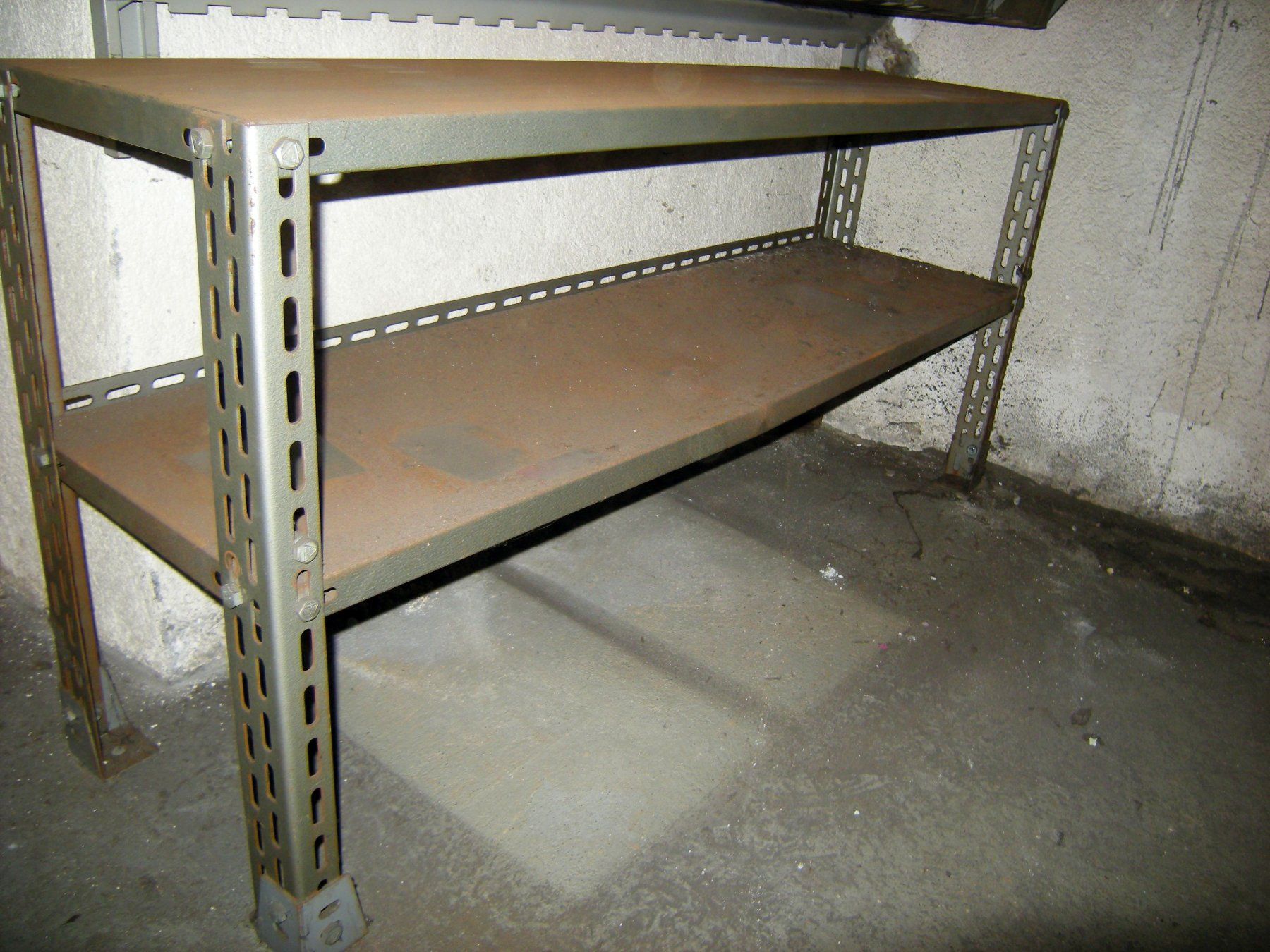 Scaffali: stabiles Metallgestell mit zwei Tablaren – Usato da Schönenberg ZH venduto da Ku4711 1