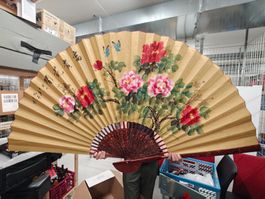 Grosser asiatischer Wandfacher mit Blumenmotiv gebraucht