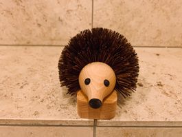 Türstoppet mit Igel-Schuhbürste
