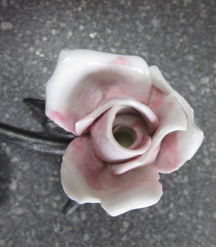 Alle Dekorationen: Keramik Rose mit Metallstiel 10 cm lang – Gebraucht aus Bischofszell von Pfau0 4