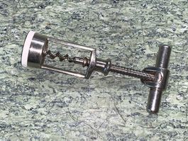Zapfenzieher Korkenzieher Metall mit weissem Kragen alt