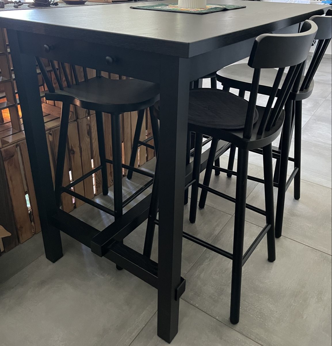 Ikea Set di tavolo e panche: Bar table & 4 stools set, black, excellent condition. 55 – Usato da Bözberg venduto da Vally_Free 1