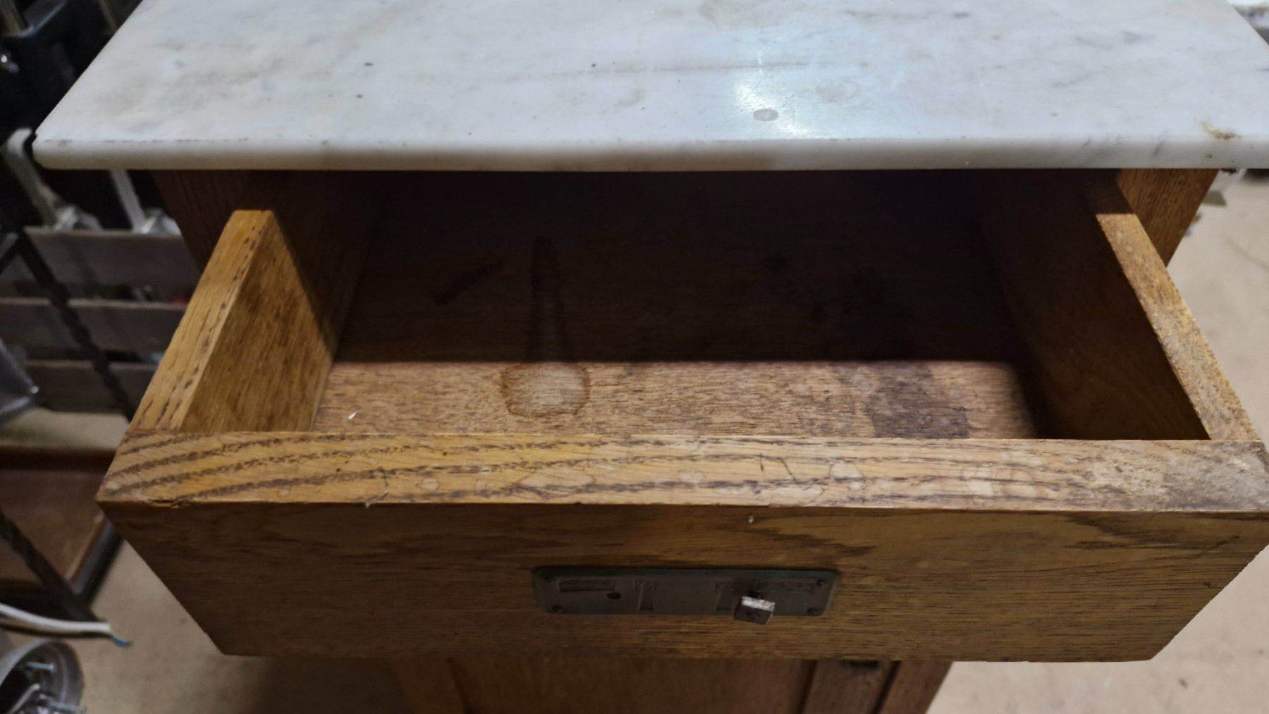 Tables de nuit: Antiker Nacht Tisch mit Marmorplatte – D'occasion à Dorf par Zur-Lingg 1