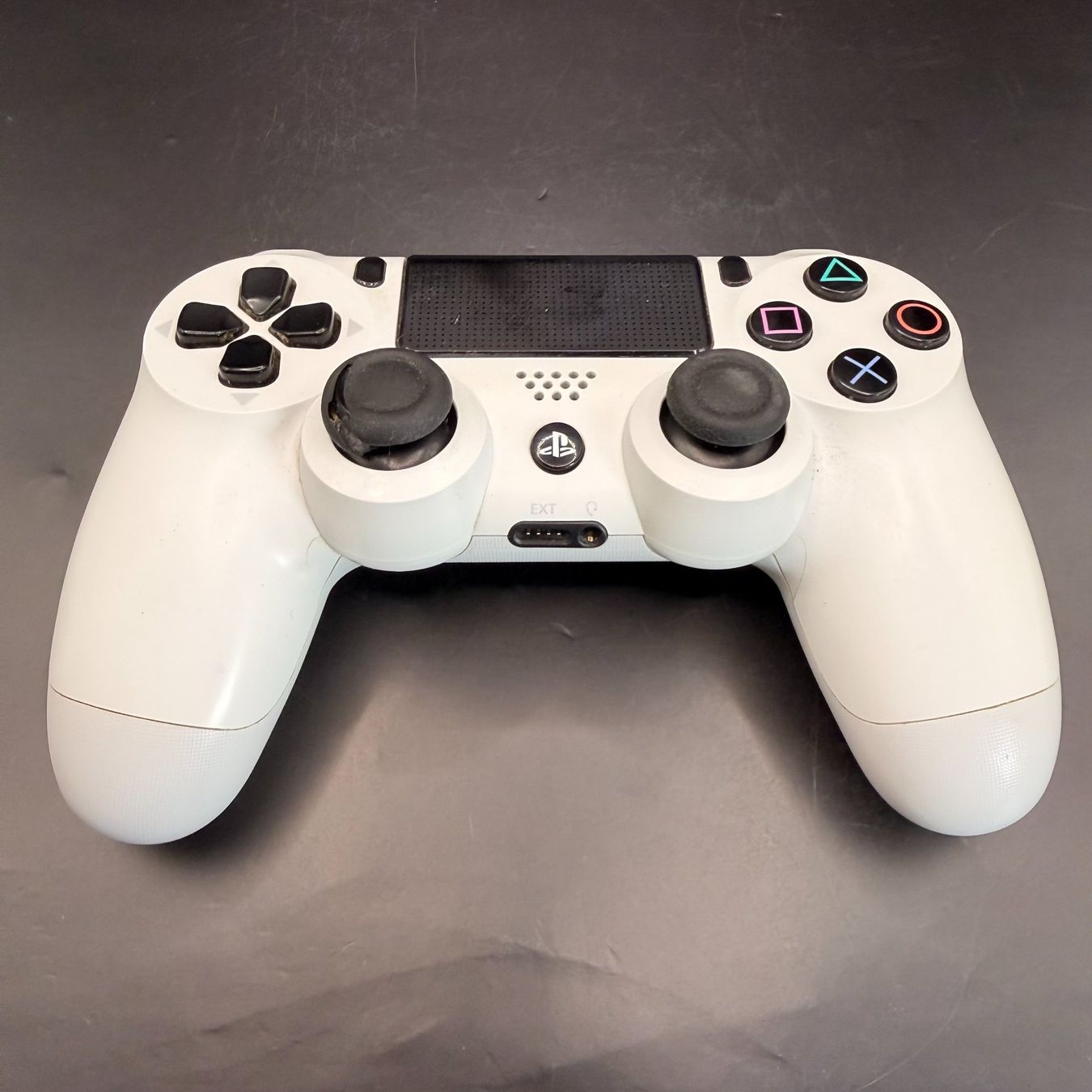 Sony Controller: Playstation 4 Controller Weiss Gummi Defekt – Usato da Düdingen venduto da Nerdworld