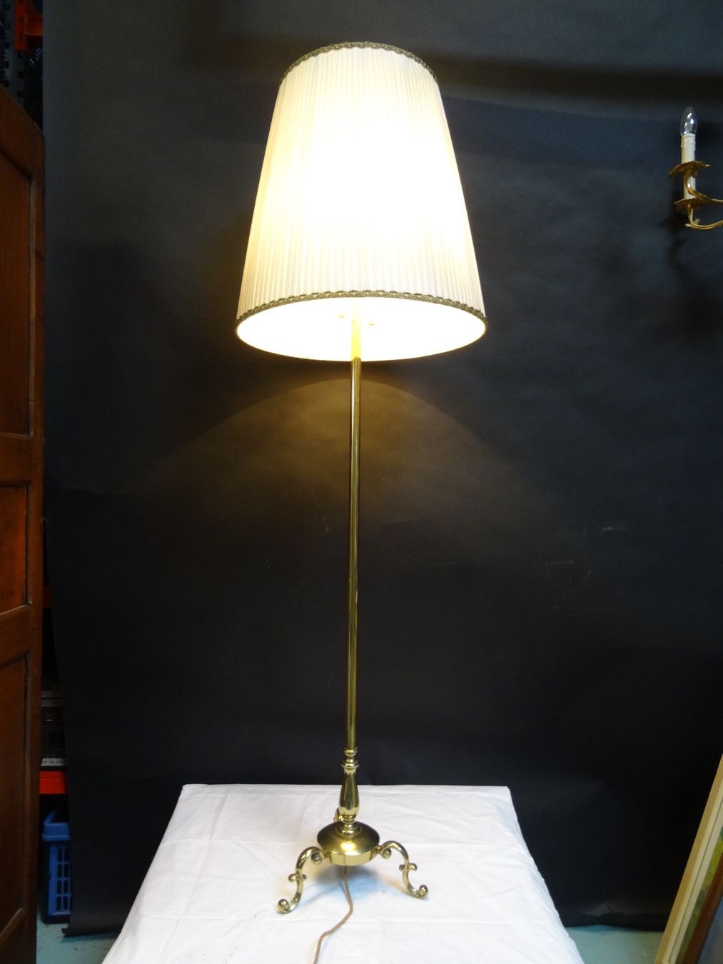 Lampade: STÄNDERLAMPE MIT MESSINGFUSS – Usato da Brügg BE venduto da fundus2