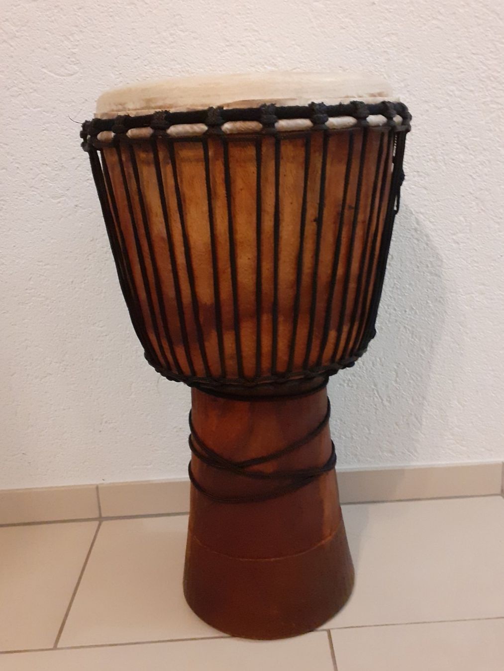Instruments de musique: Djembe mit passender Tasche und Lehrbuch ink. CD – D'occasion à Volketswil par greifensee11511 1