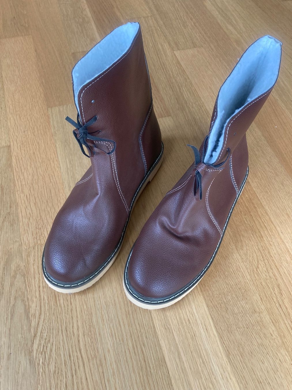 Damenschuhe: Einfache braune Kunstlederstiefel – Gebraucht aus Zürich von beckybron