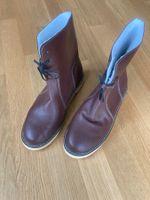 Einfache braune Kunstlederstiefel