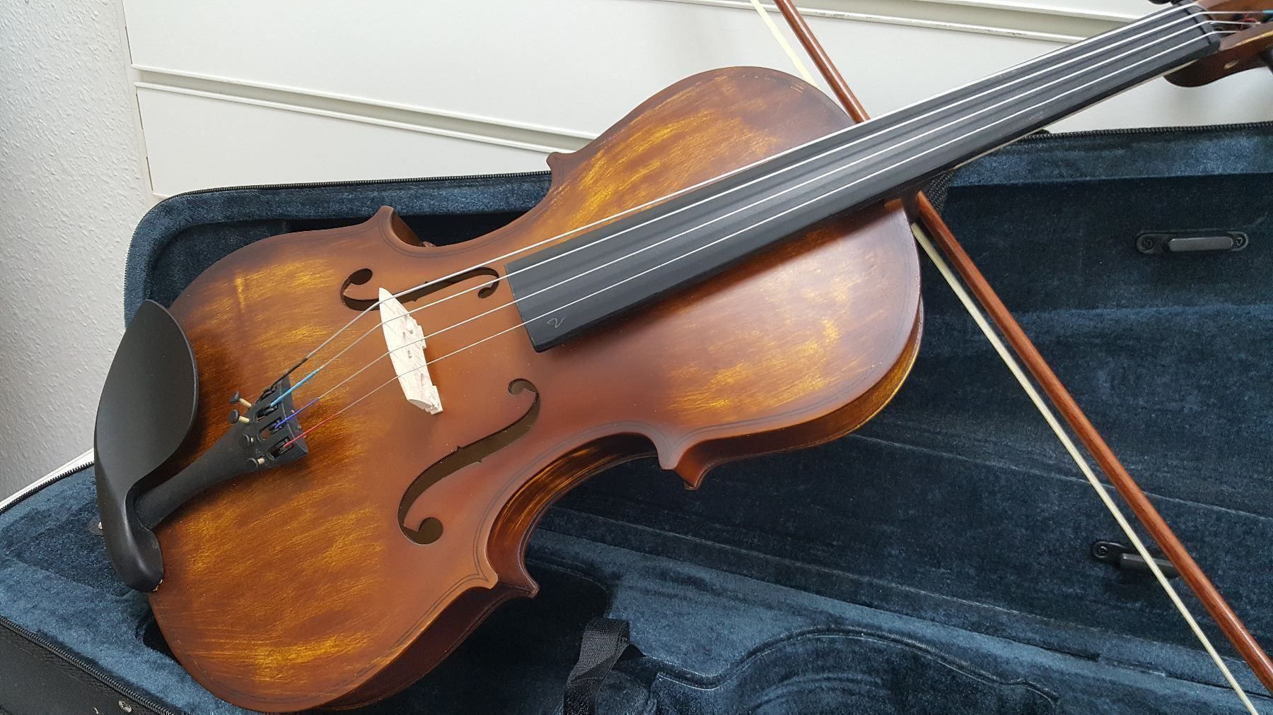 Strumenti musicali: 4/4 Viola inkl.koffer und bogen , neuwertig – Nuovo (secondo la descrizione) da Glattbrugg venduto da Swissmusik 1